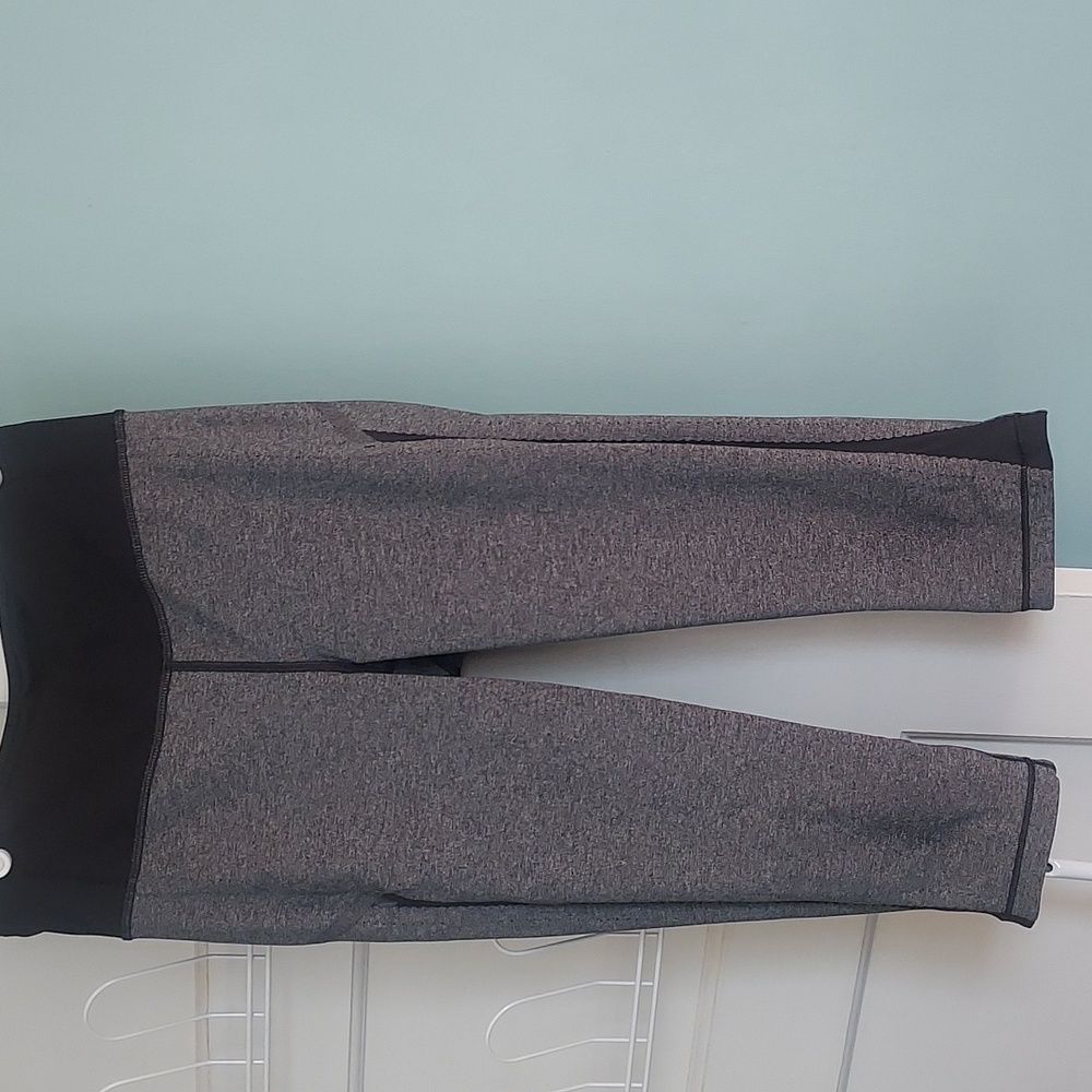 Lululemon Crops Train Squad Goals 17" Mesh Sides Gray Size 6 Running Yoga Dance